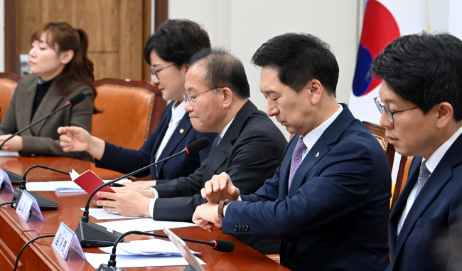 ‘노란봉투법’(노동조합 및 노동관계조정법 개정안)과 방송3법(방송법·방송문화진흥법·한국교육방송공사법 개정안) 등 쟁점법안의 국회 본회의 처리가 예정된 9일 오전 국민의힘 최고위원회의에서 김기현(오른쪽 두 번째) 대표가 시계를 들여다보고 있다. 곽성호 기자