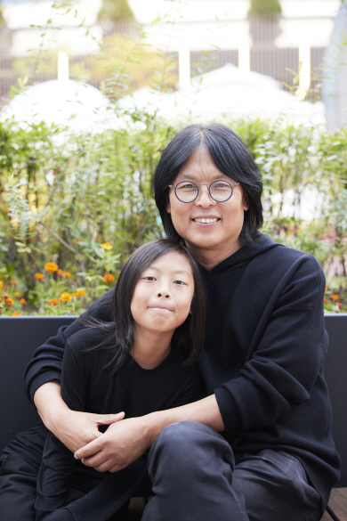 아버지 민병훈(오른쪽) 감독이 “시우가 조금 커서 내 모습을 찍어주면 좋겠다”는 바람을 말하자 시우 군은 “좋아요”라고 답했다.  ㈜민병훈필름 제공