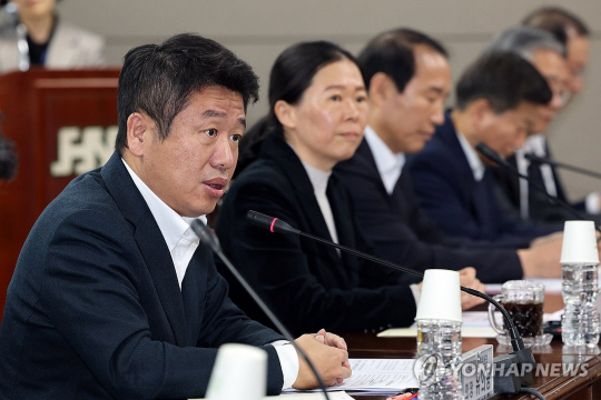 유의동 국민의힘 정책위원회 의장(사진 맨 왼쪽)이 지난 7일 오후 광주 광산구 하남산업단지관리공단 소회의실에서 열린 ‘국민의힘-대유위니아 협력 중소기업 현장 간담회’에서 발언하는 모습. 연합뉴스.