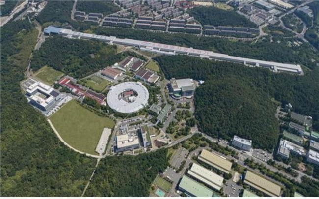 경북 포항시 포스텍 부설 포항가속기연구소 전경. 원형 건물이 3세대 방사광가속기, 길게 뻗어 있는 시설이 4세대 방사광가속기다.  자료사진