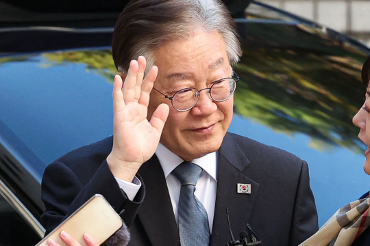 이재명 더불어민주당 대표가 11일 페이스북에 &quot;한국형 전투기 사업이 어려움이 봉착했다&quot;고 썼다. 사진은 이 대표가 10일 서울중앙지법에서 열린 공직선거법 위반 혐의 공판에 출석하는 모습. 뉴시스