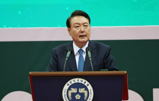 윤석열 대통령이 12일 경기 고양시 일산 킨텍스에서 열린 2023 전국새마을지도자대회 ‘청년의 약속’ 선포식에서 축사하고 있다. 연합뉴스