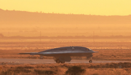 지난 10일(현지시간) 미국 캘리포니아주 팜데일에 있는 미공군 부지에서 핵무기를 탑재할 수 있는 미국의 차세대 스텔스 전략 폭격기 ‘B-21 레이더’(B-21 Raider) 첫 비행을 위해 활주로로 나오고 있다. 로이터 연합뉴스