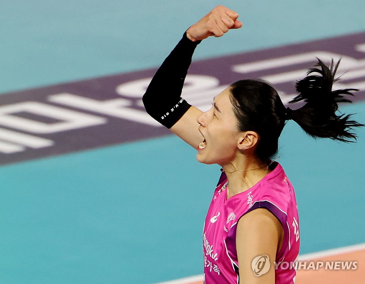 (인천=연합뉴스) 12일 인천 삼산월드체육관에서 열린 여자프로배구 흥국생명 핑크스파이더스와 현대건설 힐스테이트의 경기. 1세트 흥국생명 김연경이 득점에 성공한 뒤 기뻐하고 있다. 2023.11.12