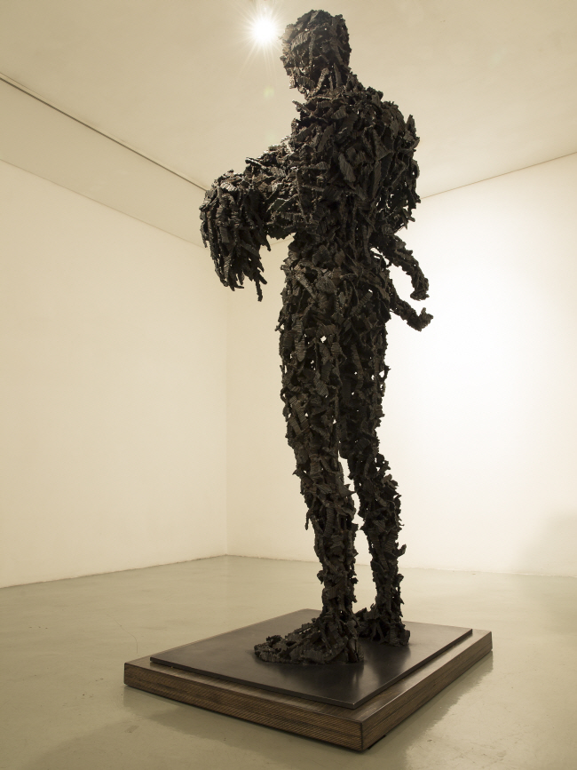 이성민 ‘피에타(Pieta)’, 2015, 80×65×200(h)㎝, 철.  크라운해태 제공