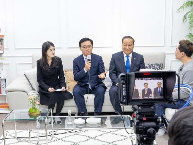 진교훈(가운데) 강서구청장이 강서뉴미디어센터 방화동 스튜디오에서 제작되는 한 유튜브 방송에 출연하고 있다. 강서구청 제공