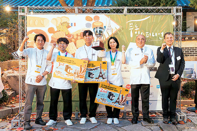‘르빵 바게트 챔피언십 2023’ 수상자. 오른쪽 끝은 마티유 르포르 프랑스 대사관 경제상무관실 대표, 그 옆은 도미니크 앙락 프랑스 제과제빵협회장.