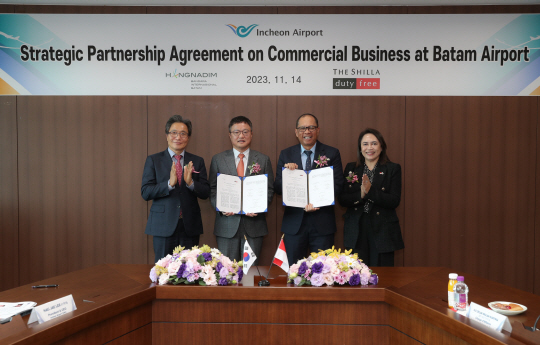14일 인천국제공항공사 회의실에서 열린 ‘인니 바탐 항나딤 공항 내 신라면세점 입점을 위한 업무협약식’에서 참석자들이 기념 촬영 하고 있다. 사진 왼쪽부터 인천국제공항공사 이학재 사장, 신라면세점 김태호 부문장, PT.BIB의 피끄리 사장, 주한 인도네시아 대사관의 젤다 울란 카르티카 대리대사. 인천국제공항공사 제공