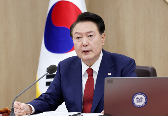 윤석열 대통령이 14일 오전 서울 용산구 대통령실 청사에서 열린 국무회의에서 발언하고 있다. 연합뉴스