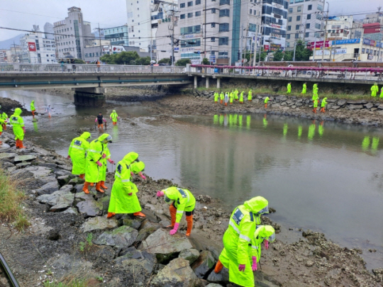 경남 거제에서 20~30대 친부모가 생후 5일된 영아를 살해해 고현천에 투기했다는 사실을 확인한 경남경찰이 사체를 수색하고 있다. 경남경찰청 제공