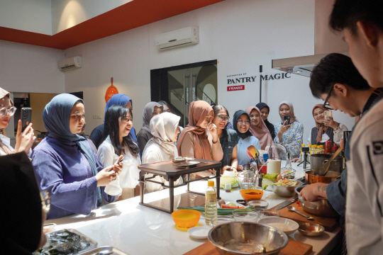 자카르타 알몬주끼니에서 진행된 한식문화교실