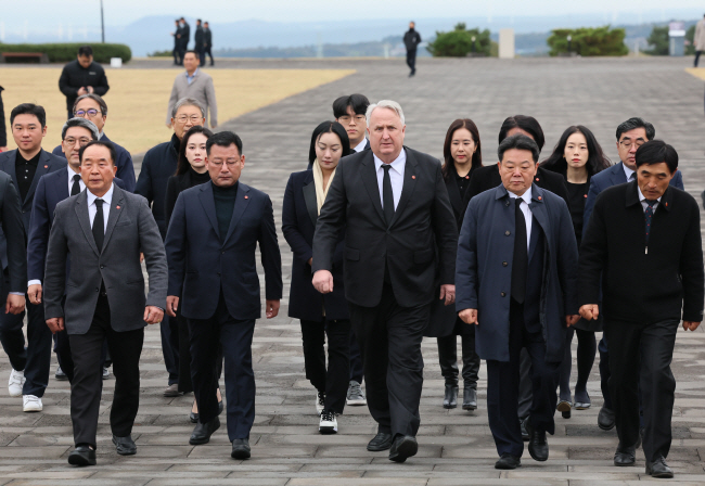 인요한(앞줄 오른쪽 세 번째) 국민의힘 혁신위원장이 14일 오전 제주시 봉개동 4·3 평화공원을 찾아 위령제단으로 이동하고 있다.  연합뉴스