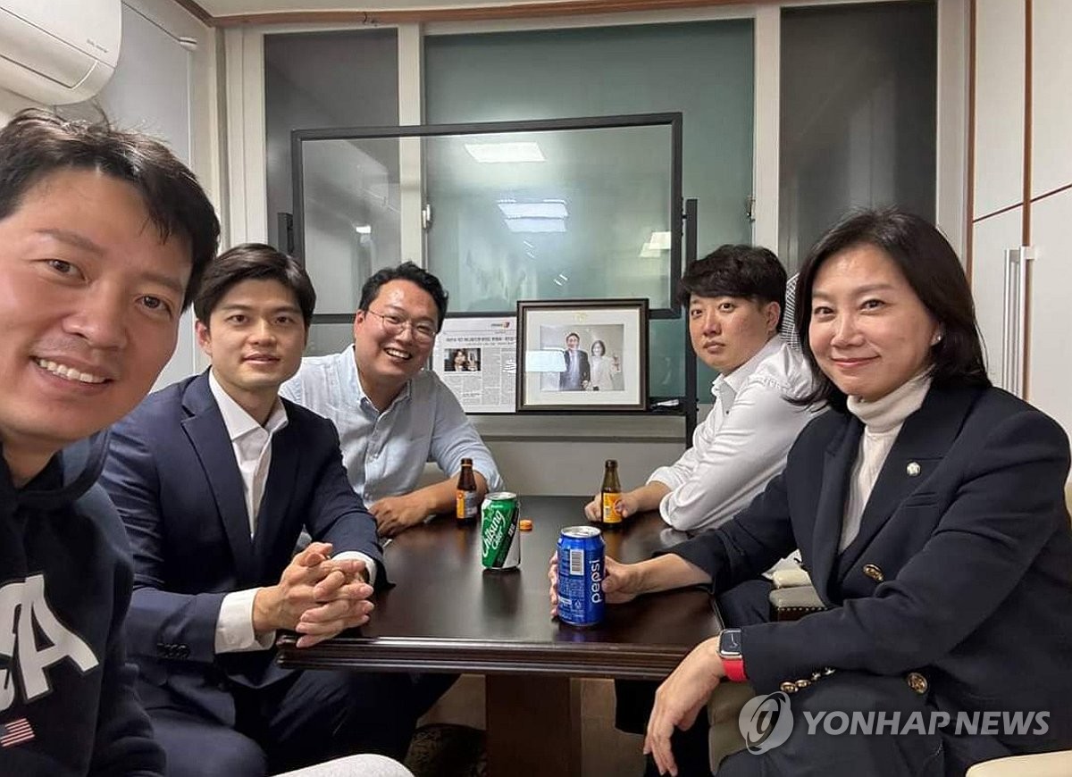 (서울=연합뉴스) 국민의힘 이준석 전 대표가 지난 11일 ‘천아용인’과 회동하고 있다. 이 전 대표와 허은아 의원, 김용태 전 청년최고위원, 천하람 순천갑 당협위원장, 이기인 경기도의원은 11일 저녁 허 의원의 지역 사무실에 모여 창당 관련 ‘작전회의’를 한 것으로 알려졌다. 2023.11.12 [김용태 전 청년최고위원 페이스북 캡처. DB 및 재판매 금지] photo@yna.co.kr