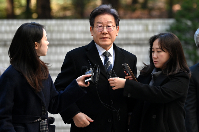 이재명(가운데) 더불어민주당 대표가 14일 오전 서울 서초구 서울중앙지법에서 열린 ‘대장동·위례신도시 개발 비리’와 ‘성남 FC 불법 후원금’ 혐의와 관련한 재판에 출석하며 기자들의 질문을 받고 있다. 백동현 기자