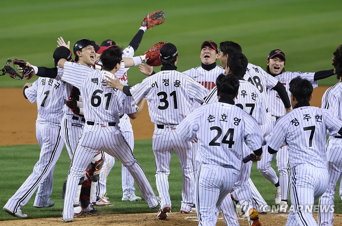 (서울=연합뉴스) 13일 서울 잠실야구장에서 열린 2023 KBO 한국시리즈 5차전 kt wiz와 LG 트윈스의 경기. kt에 6-2로 승리하며 29년 만에 한국시리즈 우승을 확정한 LG 선수들이 기뻐하고 있다. 2023.11.13