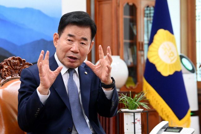 21대 국회 후반기 의장으로 임기 막바지에 이른 김진표 국회의장이 지난 7일 오후 서울 여의도 국회의장실에서 가진 문화일보와의 인터뷰에서 의회 내 대표적인 협치주의자답게 “야당의 법안 강행 처리와 대통령 거부권 행사의 악순환을 끊어야 한다”고 밝히고 있다. 곽성호 기자