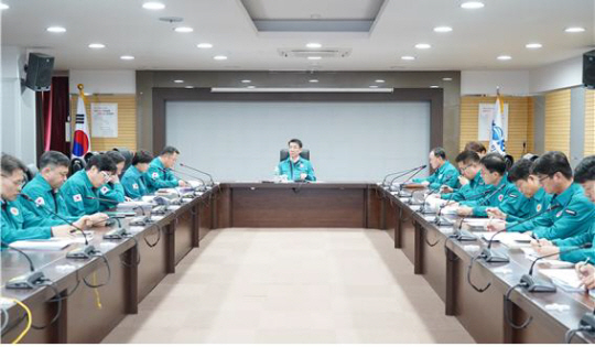 한문희 코레일 사장이 지난 14일 오후 서울사옥에서 전국 소속장 영상회의를 열어 ‘2024학년도 대학수학능력시험’ 특별수송대책을 점검하고, 수험생들의 안전한 이동을 위해 최선을 다해줄 것을 당부했다. 코레일 제공