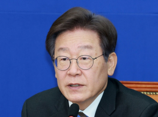 이재명 더불어민주당 대표가 13일 오전 서울 여의도 국회에서 열린 최고위원회의에서 발언을 하고 있다. 뉴시스