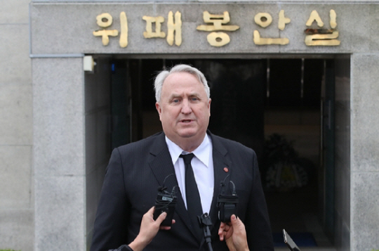 인요한 국민의힘 혁신위원장이 14일 오전 제주시 봉개동 제주4·3평화공원을 참배한 후 취재진의 질문에 답변하고 있다. 뉴시스