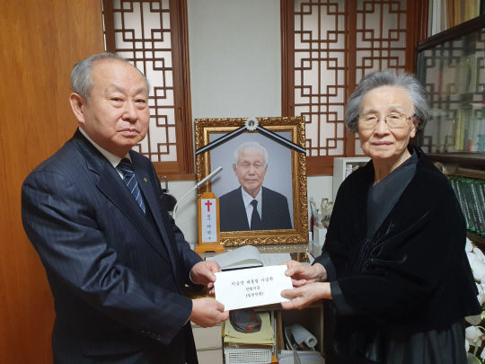 남상호 대전대 총장(사진 왼쪽) 성금 전달 장면.