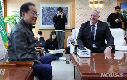 홍준표 대구시장(왼쪽)과 인요한 국민의힘 혁신위원장(오른쪽)이 지난 8일 대구시청 청사에서 면담하는 모습. 뉴시스.