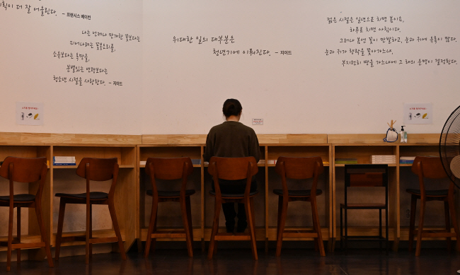 청년 취업자 수가 지난 10월까지 12개월 연속 감소세를 이어간 가운데 15일 오전 서울 중구 서울고용노동청의 청년일자리센터에서 한 청년이 취업 공부를 하고 있다. 문호남 기자