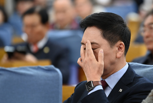 김기현 국민의힘 대표가 15일 오전 국회에서 열린 ‘광복 100주년의 꿈, G3 대한민국으로 가는 길’ 세미나에 참석해 눈썹을 만지고 있다.  박윤슬 기자