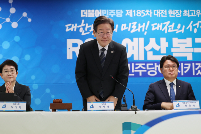 15일 오전 이재명 더불어민주당 대표가 대전 중구 용두동 민주당 대전광역시당에서 열린 현장 최고위원회의 주재에 앞서 참석자들에게 인사하고 있다. 연합뉴스