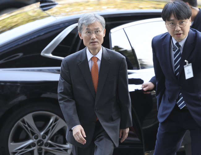 조희대 대법원장 후보자가 15일 서울 서초구 인사청문회 준비팀 사무실로 출근하고 있다. 뉴시스
