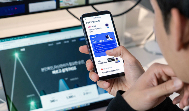 SK텔레콤은 15일 인슈어테크 기업 ‘보맵’과 협력해 PASS앱 내 금융비서에서 보험분석 서비스를 시작한다고 밝혔다. 한 이용자가 보험분석 서비스를 활용하고 있다.   SK텔레콤 제공