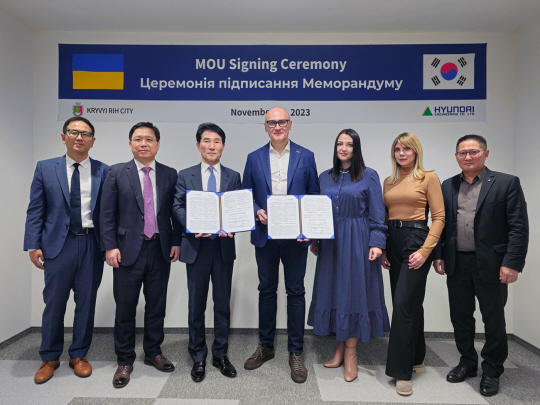 지난 14일 현대엔지니어링 임승재 전략기획사업부장(왼쪽부터 세 번째)과 우크라이나 예브헨 우도드(Yevhen Udod) 크리비리흐시 부시장(왼쪽부터 네 번째) 등 관계자가 2023 우크라이나 재건 박람회(Rebuild Ukraine Exposition)에서 ‘모듈러 건축 사업 공동 개발’을 위한 MOU를 체결하고 기념사진을 촬영하고 있다. 현대엔지니어링 제공