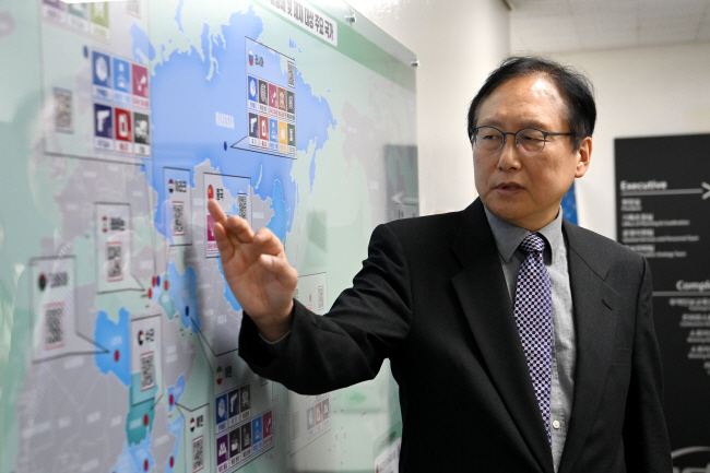 정인교 전략물자관리원장이 지난 2일 서울 강남구 전략물자관리원 사무실에 걸린 세계지도 현황판 앞에서 제2 중동붐의 효과와 경제협력 강화 전략에 대해 설명하고 있다. 곽성호 기자