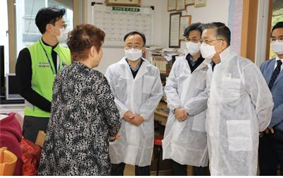 이한준 LH사장이 대방1 영구임대 노인정 소독현장을 점검하고 입주민과 대화하고 있다. LH 제공