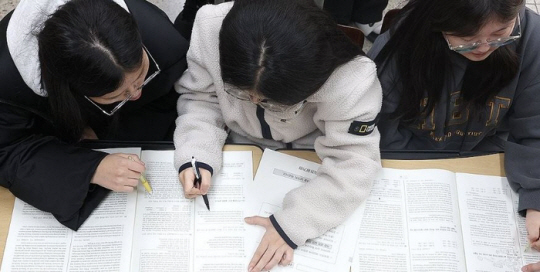 2024학년도 대학수학능력시험 다음날인 17일 한 여자고등학교 3학년 교실에서 수험생들이 가채점하고 있다. 연합뉴스
