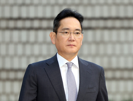 이재용 삼성전자 회장이 17일 오전 서울 서초구 서울중앙지방법원에서 열린 ‘회계부정·부당합병’ 관련 1심 결심 공판에 출석하고 있다. 연합뉴스