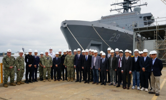 국내 조선업체 대표단이 13∼15일(현지시간) 미국 해상체계사령부(NAVSEA) 관계자들과 헌팅턴 잉걸스(HII) 조선소를 방문해 건조중인 강습상륙함 앞에서 기념촬영하고 있다. 방위사업청 제공