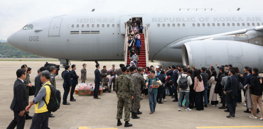 수단 군벌 간 무력 충돌로 고립됐다가 C-130J를 이용한 정부의 ‘프로미스 작전’을 통해 철수한 우리 교민들이 지난 4월 25일 경기 성남시 서울공항에 도착하고 있다. 사진공동취재단
