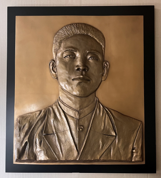 서경덕 교수와  배우 송혜교가 기증한 조명하 의사 부조 작품. 서경덕 교수 제공