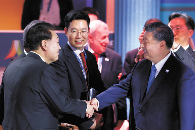 아시아태평양경제협력체(APEC) 정상회의 참석차 미국 샌프란시스코를 방문 중인 윤석열 대통령이 16일(현지시간) 모스코니센터에서 열린 정상회의 1세션에서 시진핑 중국 국가주석과 악수하고 있다. 연합뉴스