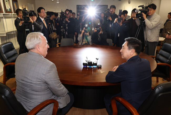 ‘지도부 불출마·험지 출마’ 등을 둘러싸고 갈등을 벌였던 김기현(오른쪽) 국민의힘 대표와 인요한 혁신위원장이 17일 오전 서울 여의도 당사에서 면담을 하고 있다.  김동훈 기자