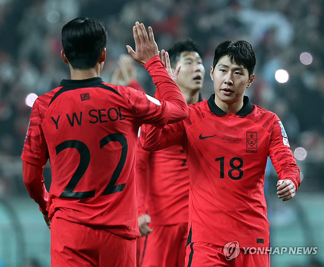 16일 서울 마포구 서울월드컵경기장에서 열린 2026 북중미 월드컵 아시아지역 2차 예선 C조 1차전 한국과 싱가포르의 경기.이강인이 골을 넣고 하이 파이브 하고 있다. 2023.11.16. 연합뉴스