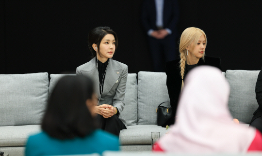 아시아태평양경제협력체(APEC) 정상회의 공식 배우자 프로그램에 참여한 김건희 여사와 블랙핑크 로제가 17일(현지시간) 미국 캘리포니아주 쿠퍼티노의 애플파크에서 열린 ‘정신건강에 관한 대화’에 참석하고 있다.연합뉴스
