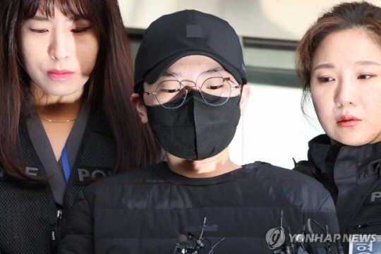 사기 혐의 등으로 검찰 송치가 결정된 전청조 씨가 10일 오전 서울 송파경찰서에 나와 서울동부지검으로 압송되고 있다. 연합뉴스