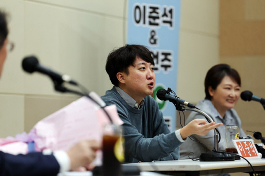 이준석 전 국민의힘 대표가 19일 오후 광주 서구 김대중컨벤션센터에서 열린 ‘x세대와 MZ세대 정치 고수가 만나 정치혁신과 미래 비전을 논하다’ 토크콘서트에서 발언하고 있다. 연합뉴스