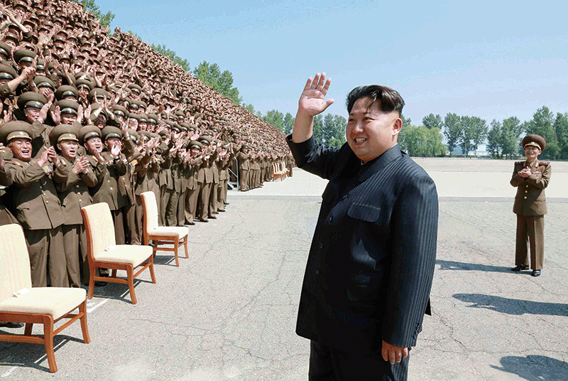2015년 6월 개최된 ‘제1차 정찰일군대회’에 김정은이 참석해 손을 흔들고 있다. 당시 행사가 정찰총국 소속의 정찰군이 알려지게 된 계기가 됐다. 연합뉴스(조선중앙TV 캡처)