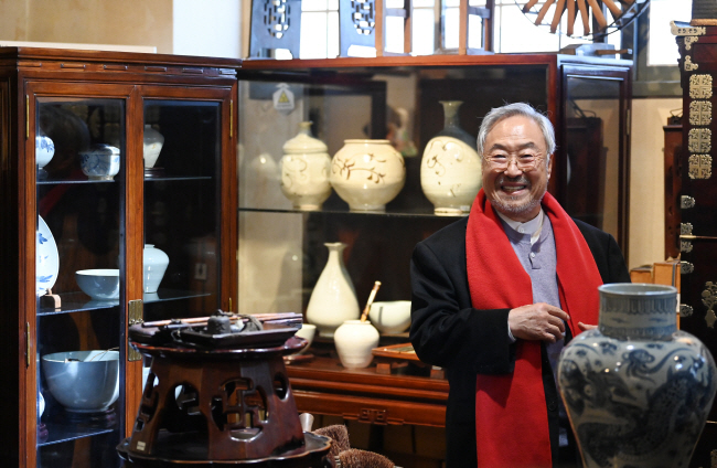 김완규 통인가게 주인이 지난 14일 서울 종로구 통인가게 4층에 전시된 고미술품들을 소개하고 있다.   박윤슬 기자