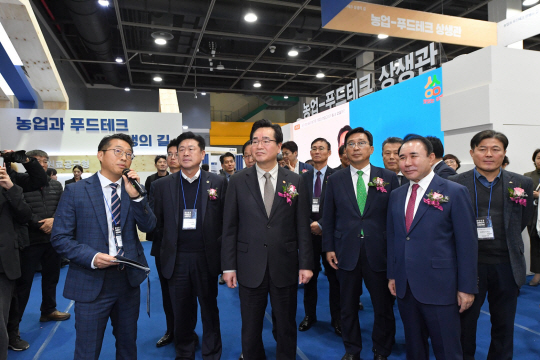 정황근(왼쪽 세 번째) 농림축산식품부 장관이 15일 열린 2023대한민국식품대전 행사장을 찾아 관계자들과 부스를 둘러보고 있다. (aT 제공)