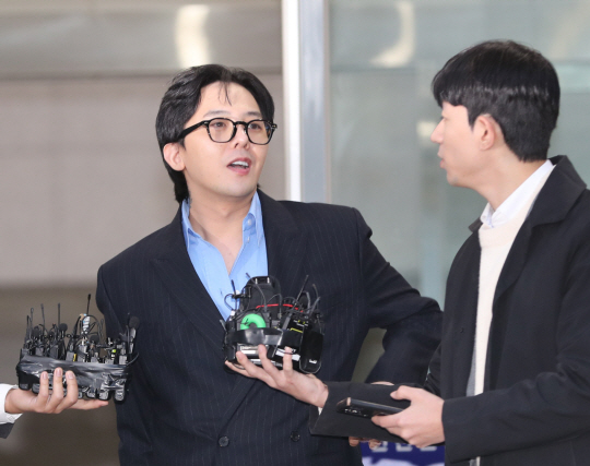 마약 투약 의혹을 받는 가수 지드래곤(권지용)이 11월 6일 오후 인천 남동구 인천논현경찰서에 자진 출석해 조사를 마치고 나와 기자 질문에 답하고 있다. 뉴시스