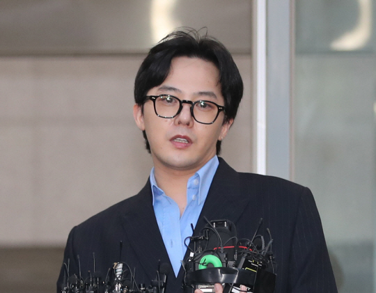마약 투약 의혹을 받는 가수 지드래곤(권지용)이 11월 6일 오후 인천 남동구 인천논현경찰서에 자진 출석해 조사를 마치고 나와 기자 질문에 답하고 있다. 뉴시스