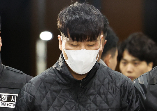 김길수가 도주극을 벌이다 지난 6일 오후 검거돼 경기 안양동안경찰서로 압송되고 있다. 연합뉴스